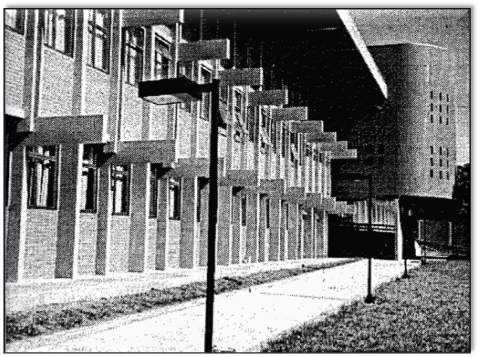 Foto preta e branca de um edifício
Descrição gerada automaticamente